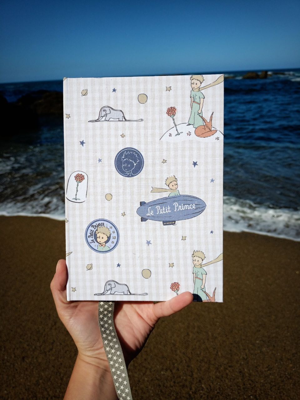 CUADERNO A5   FORRO EN TELA, 144 HOJAS PUNTEADO