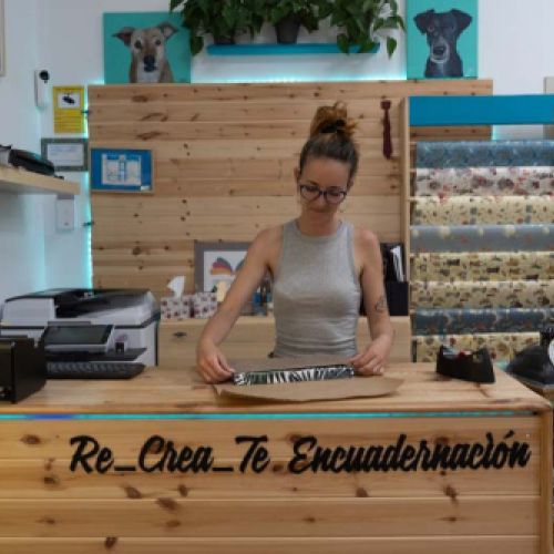 Julia en el mostrador de la tienda