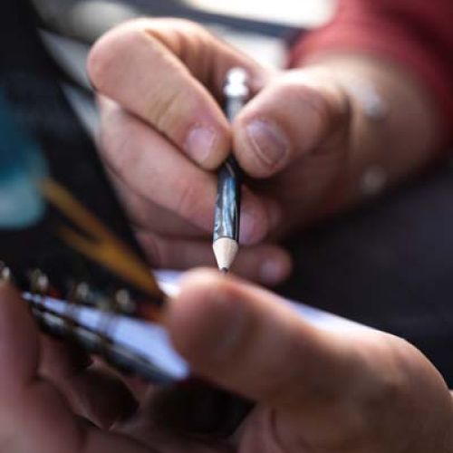 Utilizando uno de los lápices personalizados