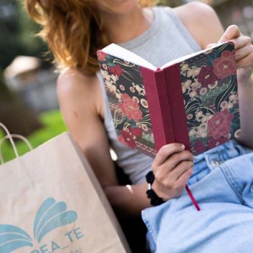 Julia ojeando uno de los libros personalizados